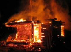 Пять сотрудников МЧС тушили загоревшуюся в Волгодонском районе баню