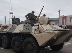 Захват «вражеской» бронетехники во время проведения Дня призывника в Волгодонске попал на видео 
