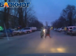 Экстремальные перебежки волгодонских бабушек через проезжую часть попали на видео 