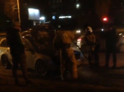 Горящий автомобиль на проспекте Строителей пытались потушить десятки волгодонцев