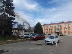Ядовитый дым окутал Волгодонск из-за пожара на одной из крупнейших мебельных фабрик региона