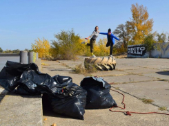От стаканчиков до покрышек: активисты Волгодонска очистили от мусора берег набережной В-9