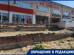 «Снесите это убожество уже!»: жители обеспокоены, что легендарный торговый центр «Сказка» превращается в руины 