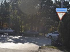 Автомобилисты и знаки дорожного движения противоречат друг другу на развязке в районе Администрации Волгодонска