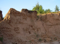 Двое мужчин погибли под завалом песка в Зимовниковском районе