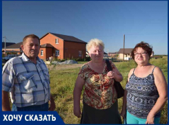 «Мы ходим в сапогах до настоящей дороги»: жители В-Е о тотальном бездорожье и отсутствии освещения