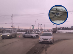 Кто виноват: две иномарки не смогли разъехаться в Волгодонске перед путепроводом