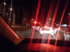 «Шевроле Ланос» вынесло на газон после жесткого столкновения с «Приорой» в Волгодонске 