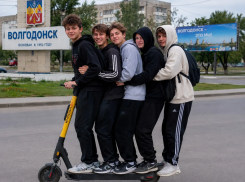 СИМ власти дали бой: названы места, где в Волгодонске запретят кататься на электросамокатах