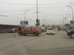 ДТП на въезде на мост спровоцировало серьезную пробку на проспекте Строителей в Волгодонске