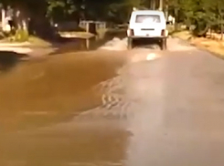 В Волгодонске вода затопила переулок Донской