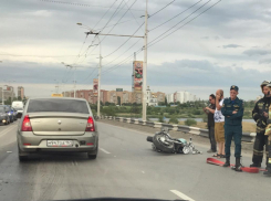 Мотоцикл смяло после ДТП на мосту в Волгодонске 