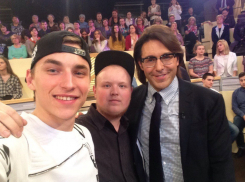 Записавшие ролик про Шурыгину рэперы из Волгодонска побывали на «Пусть говорят» и сделали селфи с Андреем Малаховым 