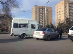 В Волгодонске на Энтузиастов иномарка столкнулась с маршруткой