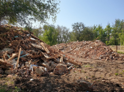 На Морской снесли железнодорожный бригадный дом