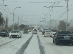 Дороги Волгодонска превратились в снежную кашу: местами проезд невозможен