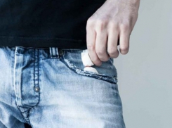 Пьяный волгодонец при виде полицейских попытался «сбросить» коробок с наркотиками