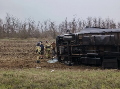 Водитель грузовика, перевернувшегося накануне на трассе Цимлянск – Суровикино, госпитализирован с переломом позвоночника