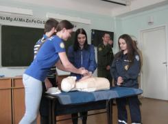 Огнеборцы научили студентов и преподавателей ВТИТБиД оказанию первой помощи