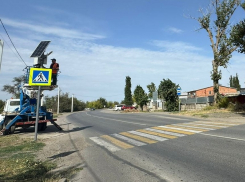 На Окружной пешеходный переход подсветили с помощью солнечной батареи 