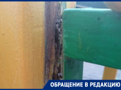 Оторвавшееся крепление на детской площадке в сквере «Дружба» чуть не травмировало ребёнка