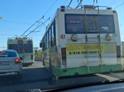 Троллейбусный коллапс возник на Путепроводе из-за неосторожного водителя трейлера с экскаватором