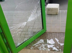 Пьяный несостоявшийся грабитель в порыве гнева побил стекла в «Пятерочке» в Волгодонске