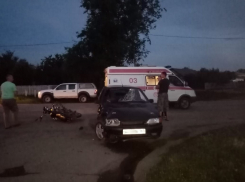 Водитель «ВАЗа» сбил двух 14-летних мотоциклистов без прав в Дубовском районе