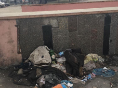 «И это лицо города?»: Волгодонец шокирован горами зловонного мусора на вокзале 
