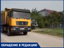 «Грузовики пылят и разбивают дорогу»: жители Волгоградской о доставке стройматериалов к третьему мосту