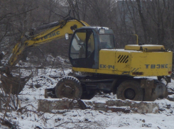 Волгодонцы сделали фотографии выкопавшего более километра труб экскаватора в промзоне «Атоммаша» 