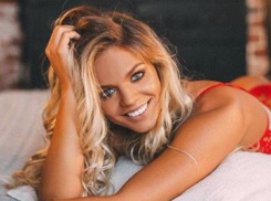 Ефимова сменила закрытый профессиональный купальник на красное эротическое белье