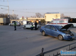 На оживленном перекрестке в Волгодонске столкнулись три легковушки
