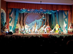 Одаренные школьники Волгодонска посетили главную городскую елку