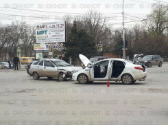 Беременная женщина и ребенок пострадали в серьезном ДТП возле вокзала в Волгодонске
