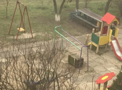 «Военный ящик» на детской площадке рядом с гимназией «Юнона» вызвал страх у родителей