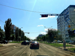 На улице Горького продолжаются работы по укладке нового асфальта 