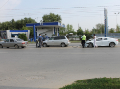 В Волгодонске автоледи на ТагАЗе Aquila протаранила две другие машины на путепроводе