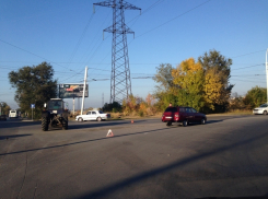В Волгодонске на перекрестке Жуковского шоссе и Энтузиастов столкнулись трактор и «одиннадцатая»