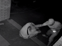 Щекастый парень забил ногами мужчину в подъезде МКД в Волгодонске, девушка молча наблюдала за этим 