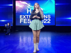 Обучение у чемпионки мира: как стать высококлассным мастером по наращиванию волос  