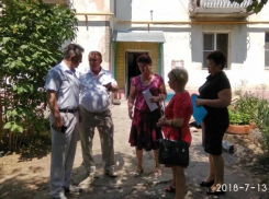 Виктор Мельников посетил дом с провалившейся из-за капитального ремонта крышей 