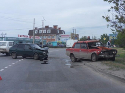 В Волгодонске на Степной лоб в лоб столкнулись два ВАЗа