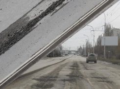 Главную транспортную магистраль старой части Волгодонска засыпали асфальтовой крошкой 
