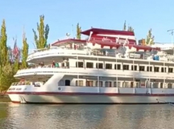 Огромный четырехпалубный теплоход «Константин Федин» прошел мимо Волгодонска