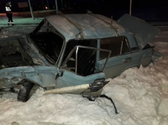 ВАЗ превратился в груду металла после столкновения с поездом в Волгодонске