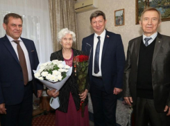 Первые лица города поздравили с 96-летием ветерана ВОВ Валентину Гайдукову 