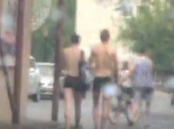 «Горячие» парни в одних трусах устроили прогулку по улицам Волгодонска