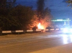 В нескольких метрах от заправочного комплекса на улице Степной вспыхнул огонь