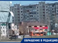 Под угрозой и люди, и машины: металлический лист опасно раскачивается на ветру в Волгодонске